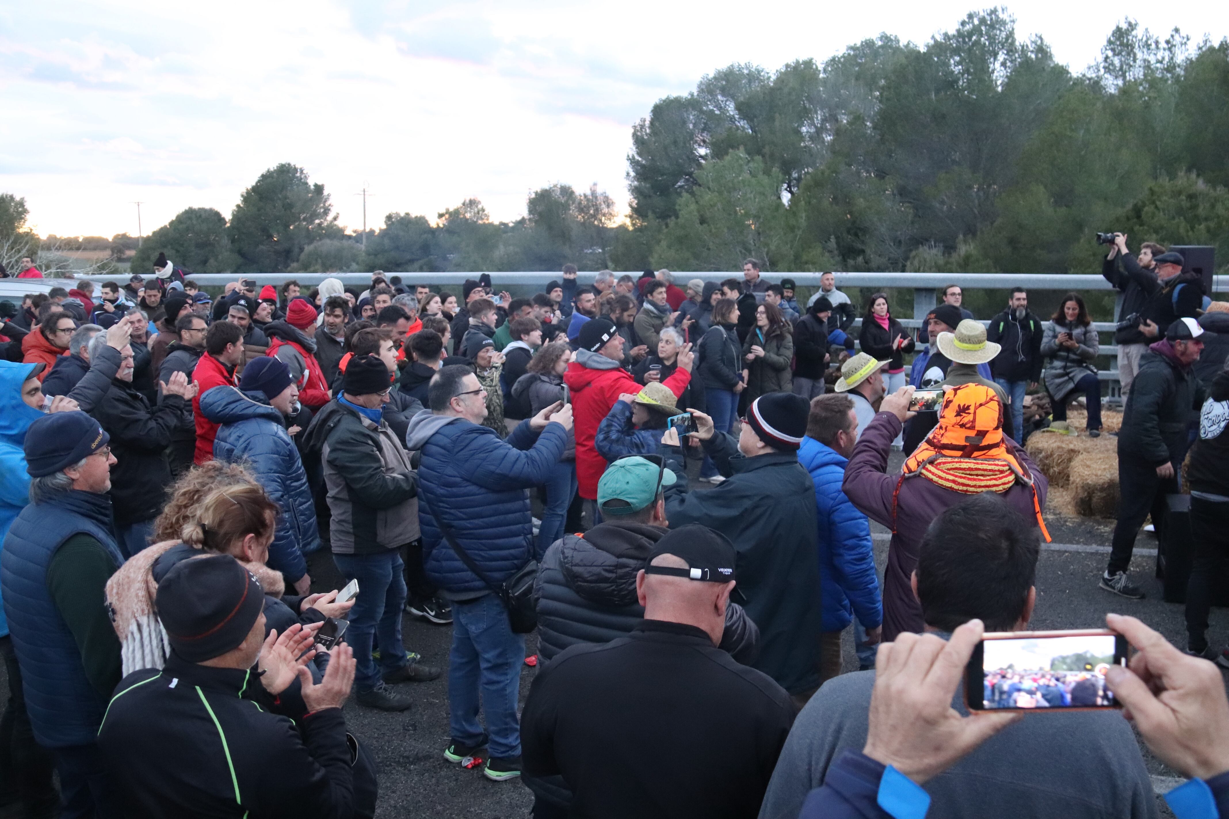 El cantant de l&#039;orquestra Diversiones actua en un concert improvisat a l&#039;AP-7 en la protesta de pagesos a Pontós