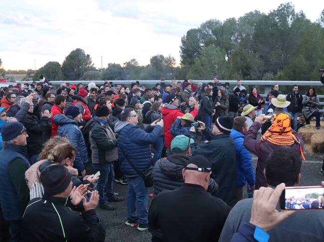 El cantant de l'orquestra Diversiones actua en un concert improvisat a l'AP-7 en la protesta de pagesos a Pontós
