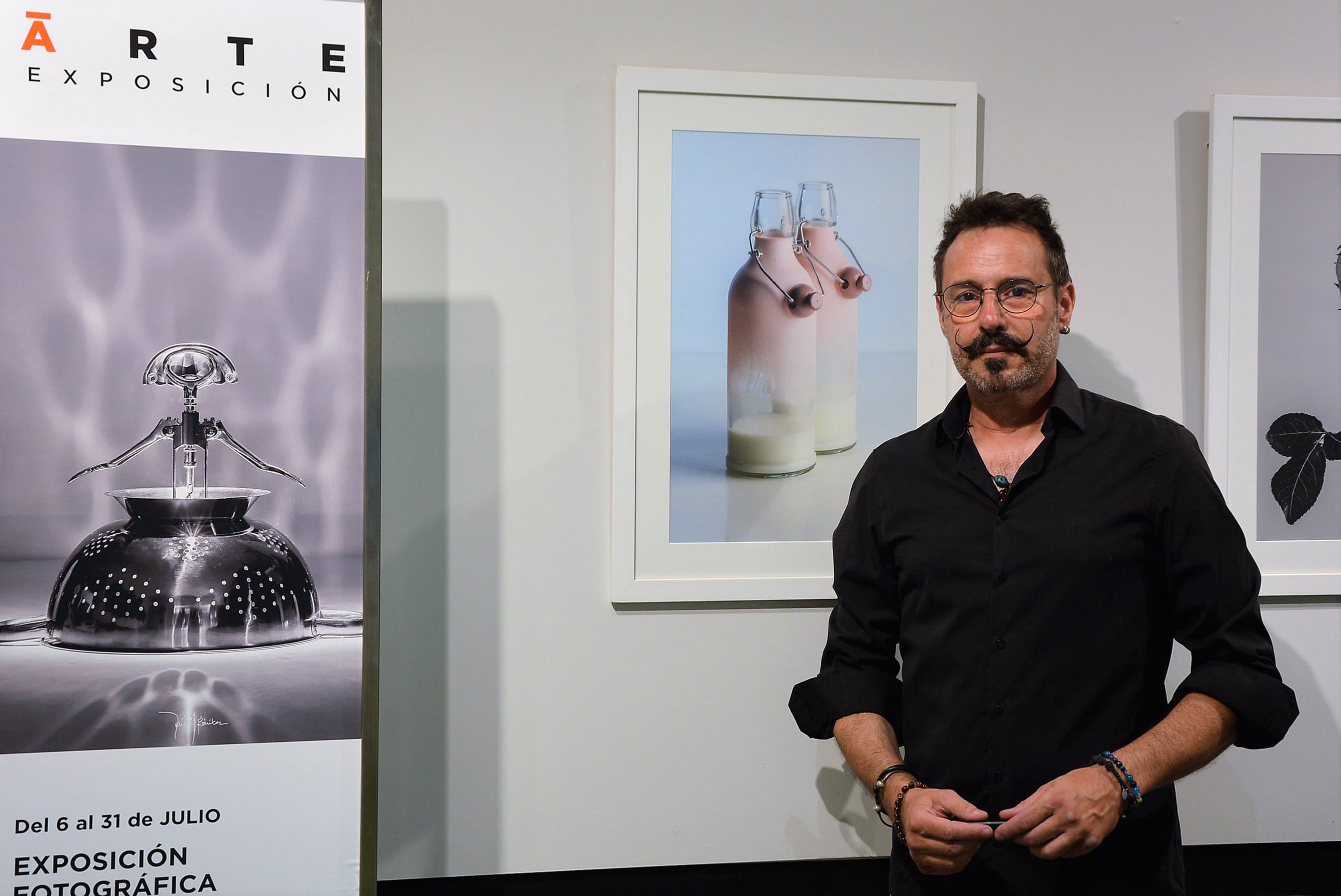 El fotógrafo Francis J. Benítez junto a su obra.