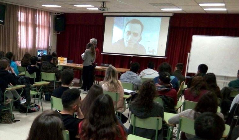 El astronauta español ha respondido durante una hora a las preguntas de los alumnos del IES Avalón