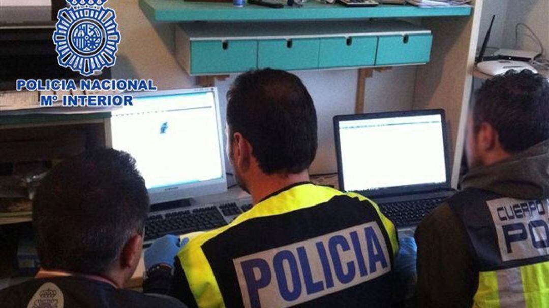 Agentes investigan en internet para detectar delincuentes pedófilos. 