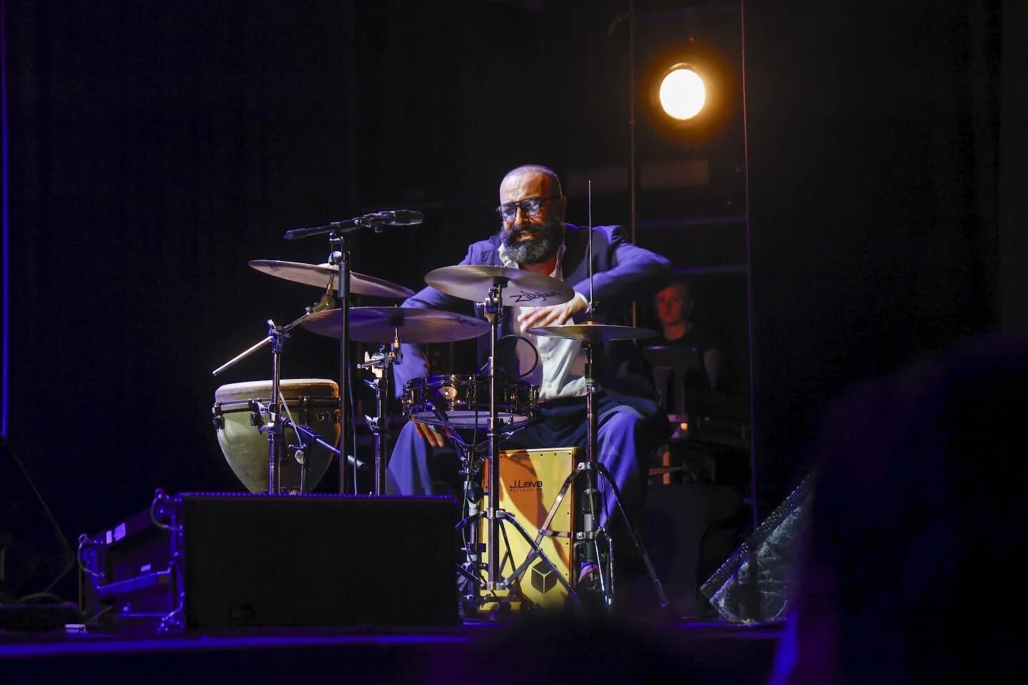 Israel Suárez “Piraña” a la percusión.