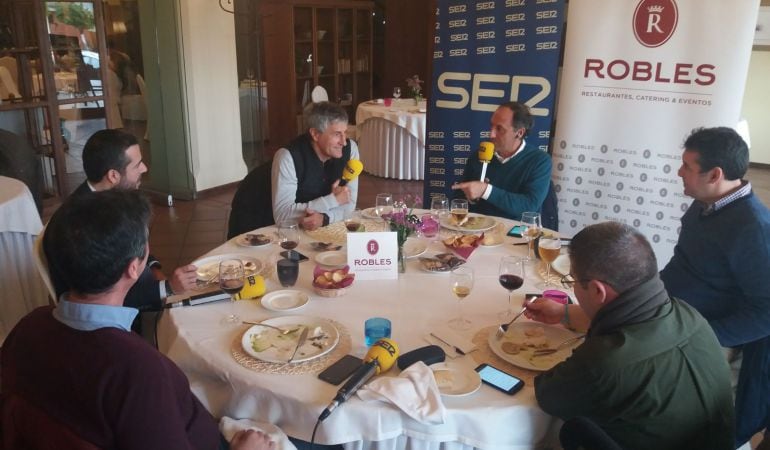 De izquierda a derecha, Manolo Aguilar, Julio Jiménez Heras, jefe de prensa del Real Betis Balompié; Quique Setién, Santi Ortega, Florencio Ordóñez y Fran Ronquillo