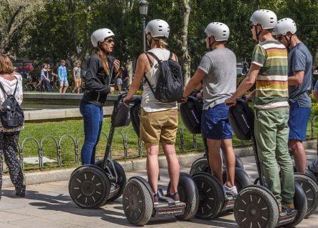 Varios usuarios encima de sus segway