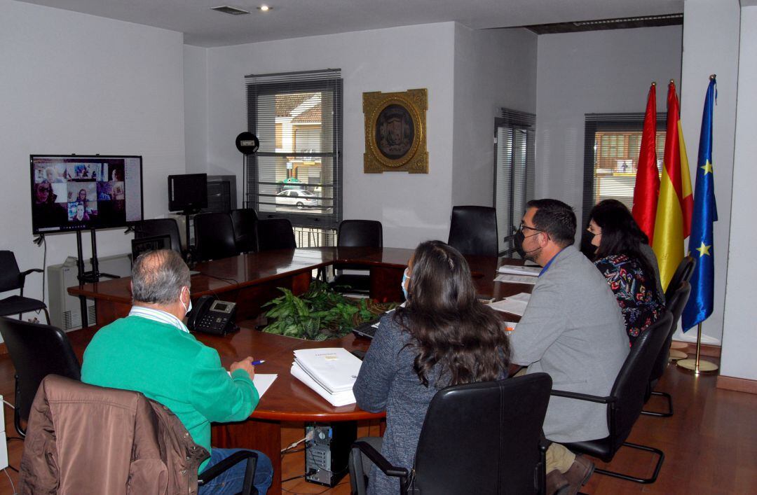 El alcalde valdemoreño, Sergio Parra, (c) durante el encuentro telemático con, entre otros, el viceconsejero de Medio Ambiente, Ordenación del Territorio y Sostenibilidad de la Comunidad de Madrid, Mariano González, y con un responsable de Canal de Isabel II.