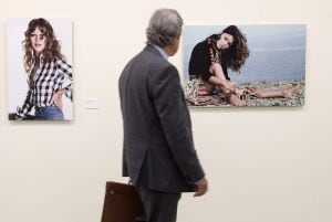 Un hombre observa una de las fotografías que componen la exposición