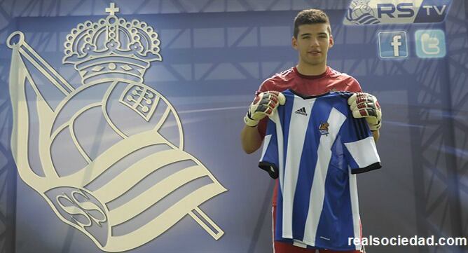 El portero argentino posa sonriente con la camiseta de la Real Sociedad en su presentacion