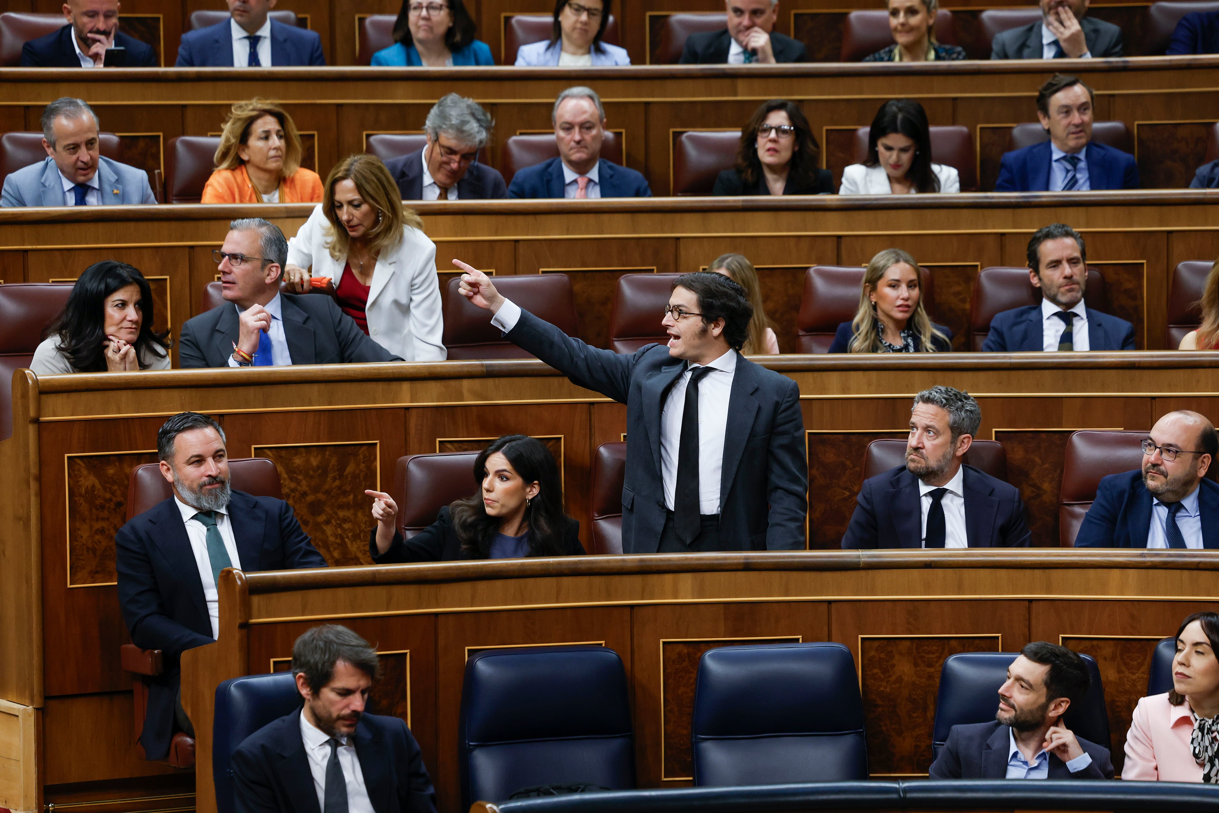 El diputado de Vox José María Figaredo Álvarez-Sala (C) reacciona tras la intervención del diputado de Sumar Gerardo Pisarello durante el pleno del Congreso que ha aprobado definitivamente la ley de amnistía.