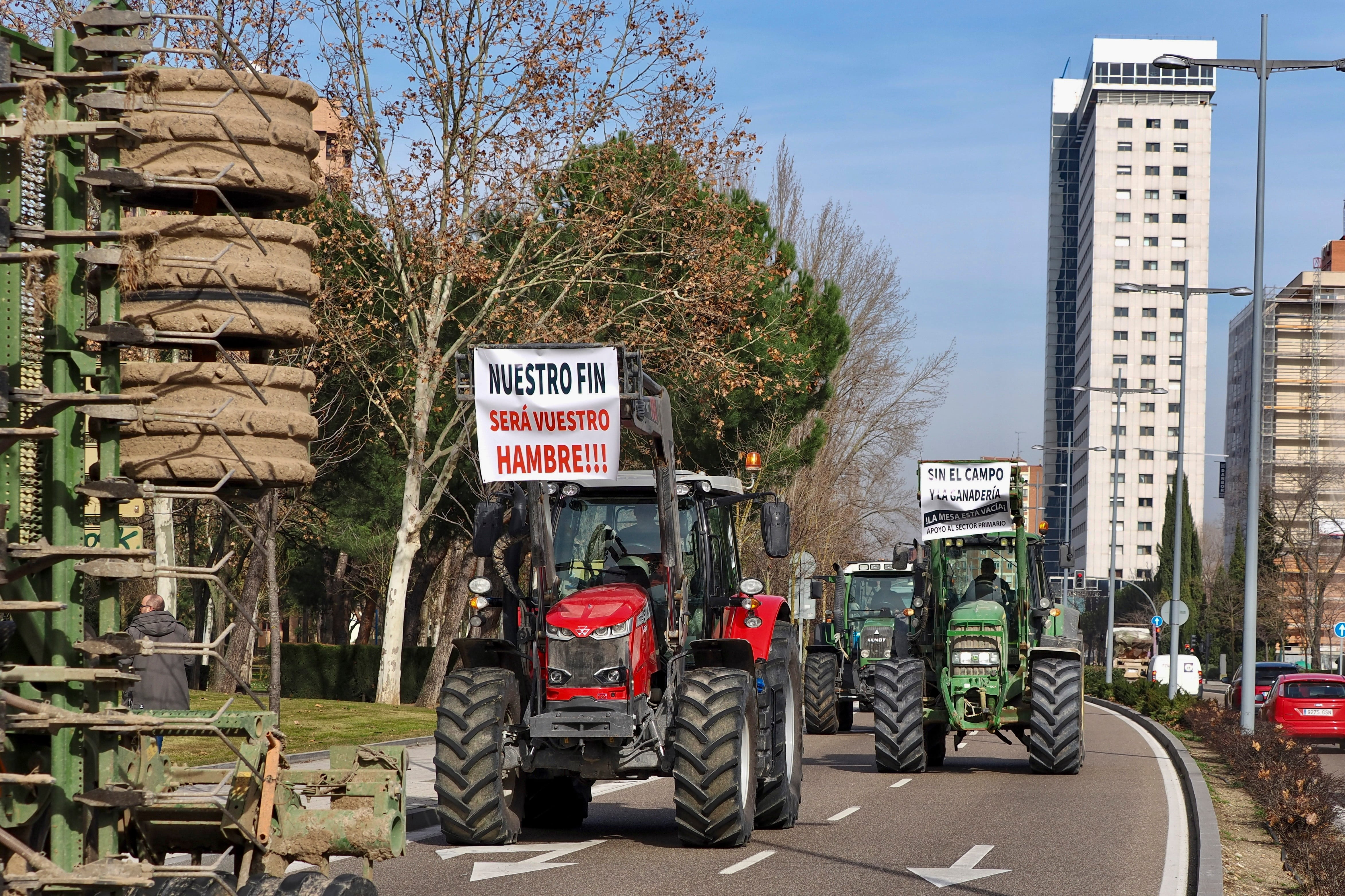 VALLADOLID, 05/02/2024.- Los agricultores se manifiestan en una tractorada no convocada frente a consejería de Agricultura, este lunes en Valladolid. EFE/R.García