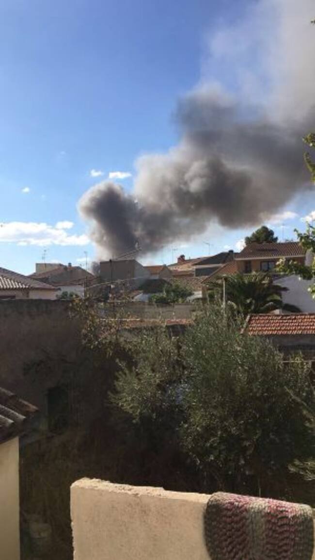 La columna de humo del incendio de la nave podía verse en todo el municipio