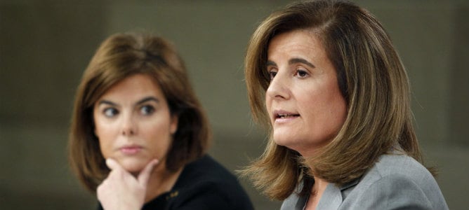 La vicepresidenta del Gobierno, Soraya Sáenz de Santamaría, y la ministra de Empleo y Seguridad Social, Fátima Báñez, durante la rueda de prensa que han ofrecido al término de la reunión del Consejo de Ministros.