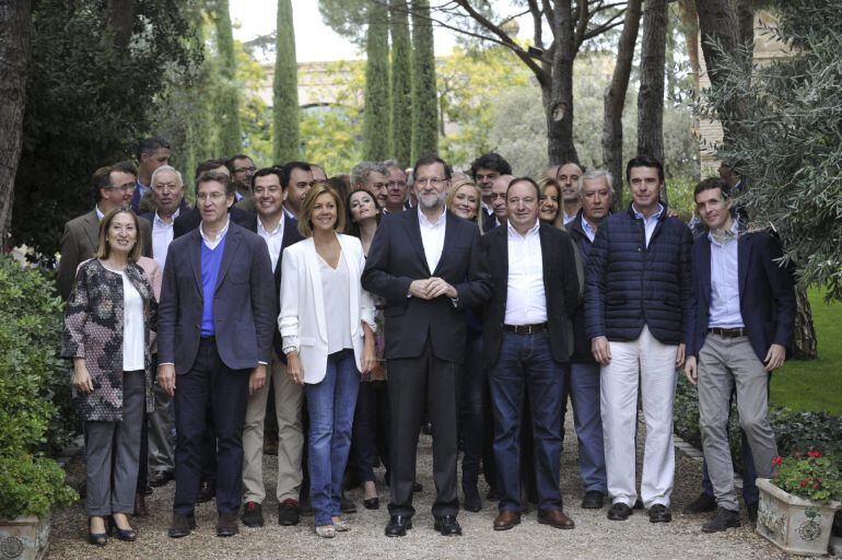 GRA117. TOLEDO, 17/10/2015.- El presidente del Gobierno, Mariano Rajoy (c), acompañado por la secretaria general del PP, María Dolores de Cospedal (3i), posa junto a la cúpula del partido, los barones y su Gobierno, que se han reunido en Toledo para parti