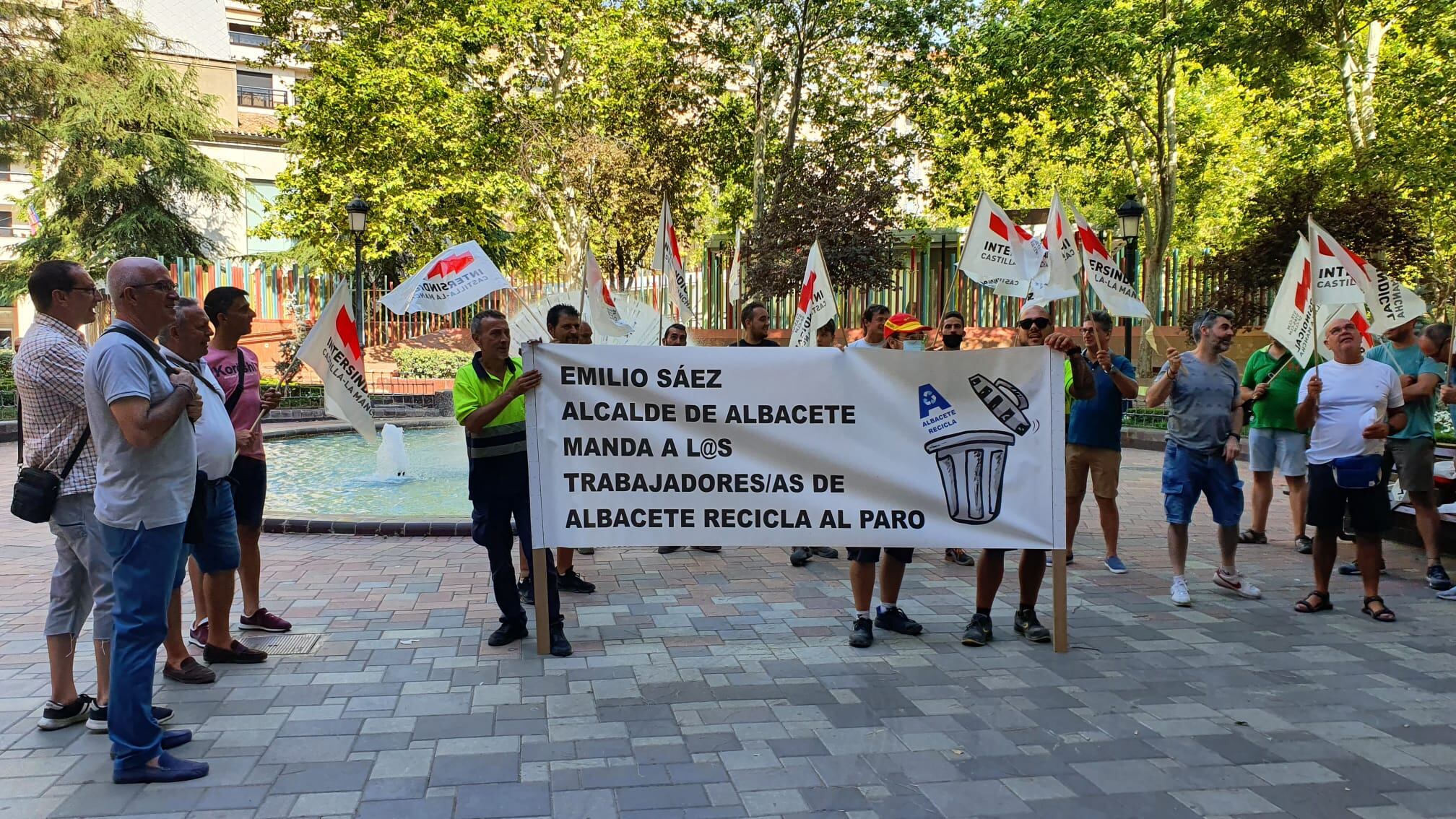Concentración frente al Ayuntamiento de trabajadores de distintas contratas