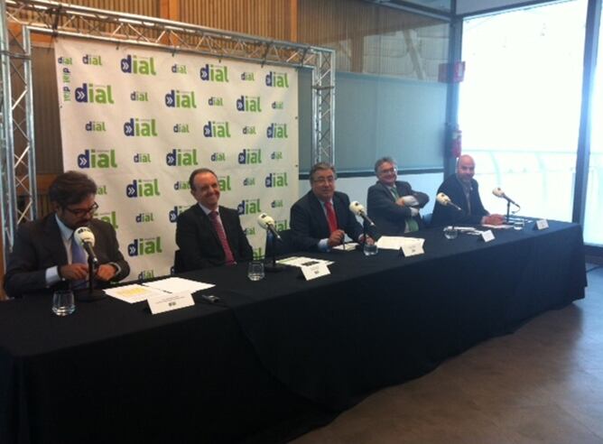 De izquierda a derecha, Juan Carlos Chaves, delegado de musicales de la Cadena SER; Rafael Rodríguez, consejero de Turismo de la Junta de Andalucía; Juan Ignacio Zoido, alcalde de Sevilla; Antonio Yélamo, director de la Cadena SER en Andalucía; y Toni Pérez, representante de Save The Children.