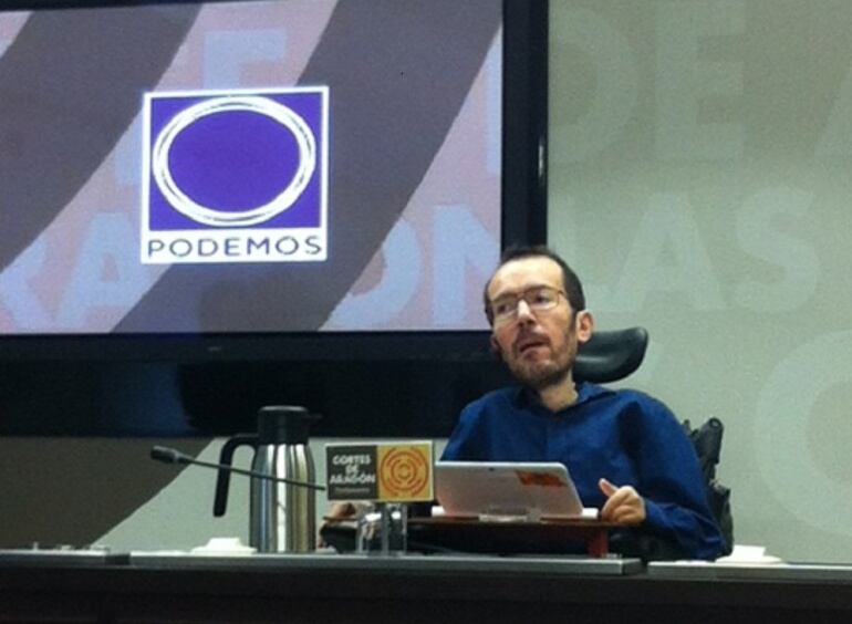 Pablo Echenique en la sala de prensa de las Cortes de Aragón