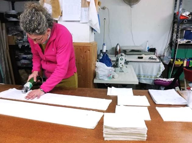 Cortando tela para confeccionar mascarillas