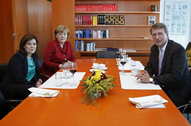 La vicepresidenta del Gobierno español, Soraya Sáenz de Santamaría durante su encuentro con el ministro de la Cancillería, Ronald Pofalla al que también acudió la canciller alemana, Angela Merkel