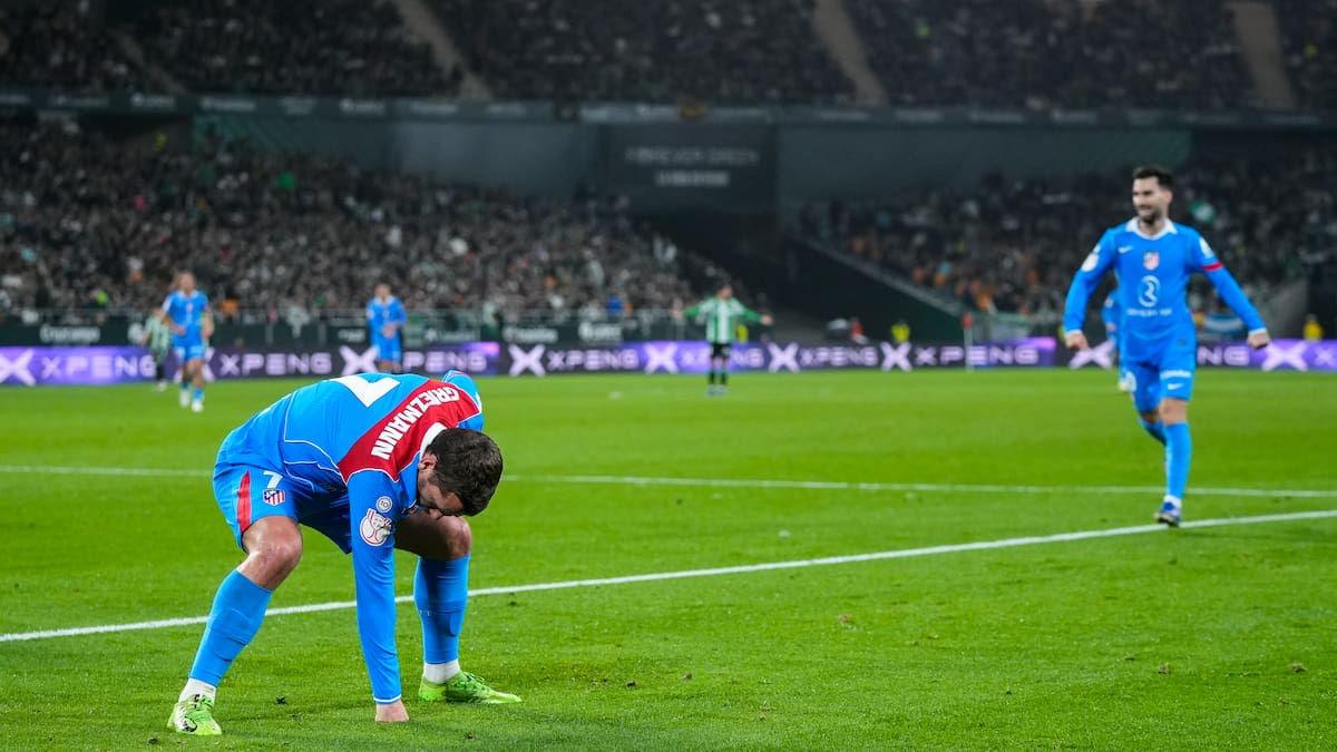 Griezmann pone el foco en el césped del Metropolitano tras la goleada al Betis: "El nuestro no ayuda mucho y se nos complica"
