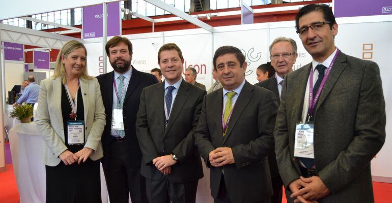 El presidente de la Diputación de Jaén. Francisco Reyes, junto al presidente de la Junta de Castilla La Mancha, Emiliano García-Page, y al presidente de la Diputación de Ciudad Real, José Manuel Caballero, en la World Bulk Wine Exhibition.