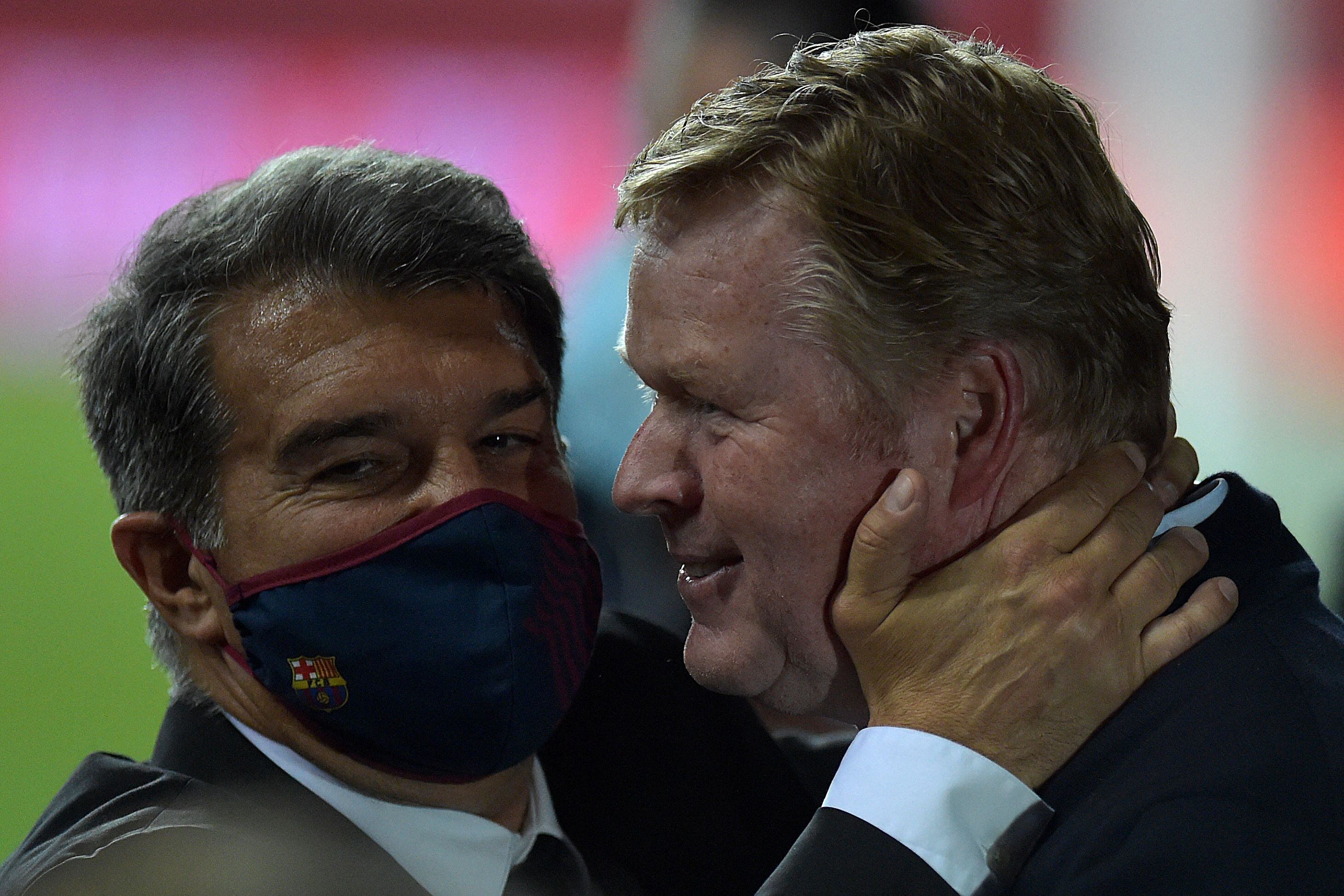 Ronald Koeman junto a Joan Laporta