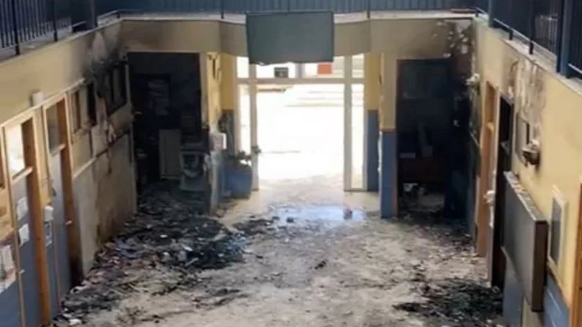 Las llamas arrasan el IES Mediterráneo de la localidad de Garrucha.