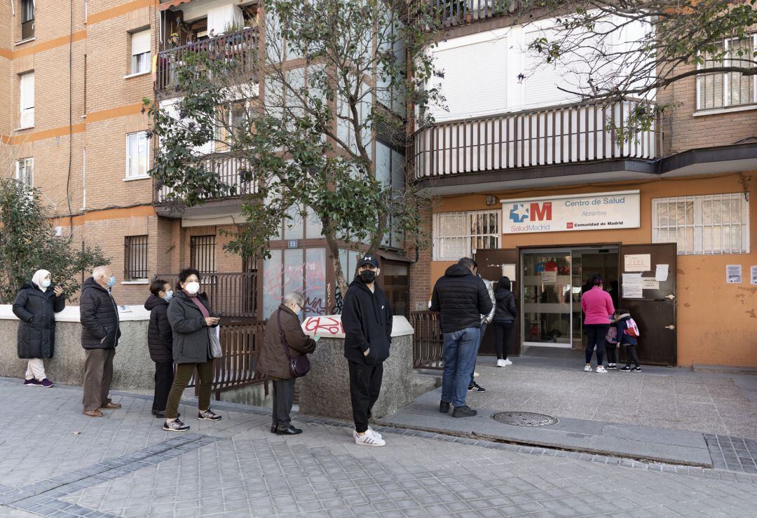 Un grupo de personas esperan en una fila en un Centro de Salud de Madrid.