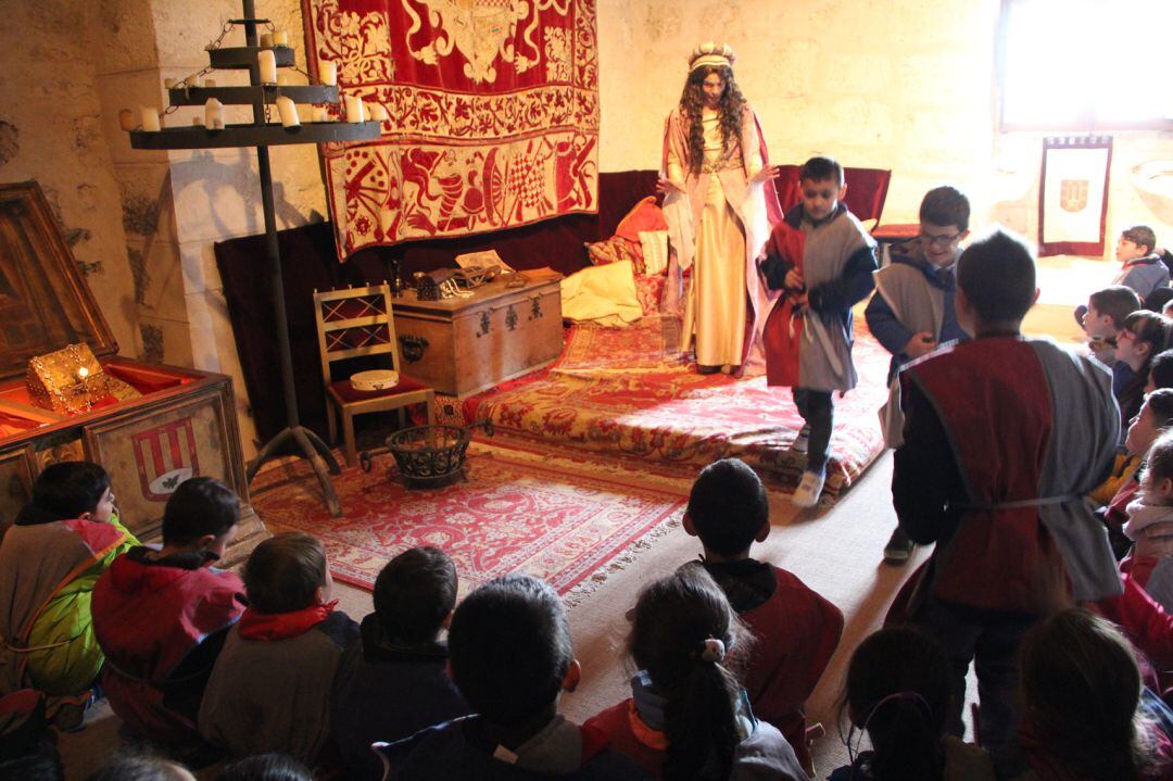 Imagen de archivo de una visita teatralizada para niños en el Castillo de Cuéllar