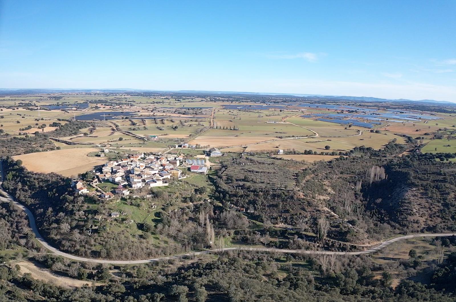 Complejo fotovoltaico Cifuentes-Trillo (al fondo) junto a San Andrés del Rey