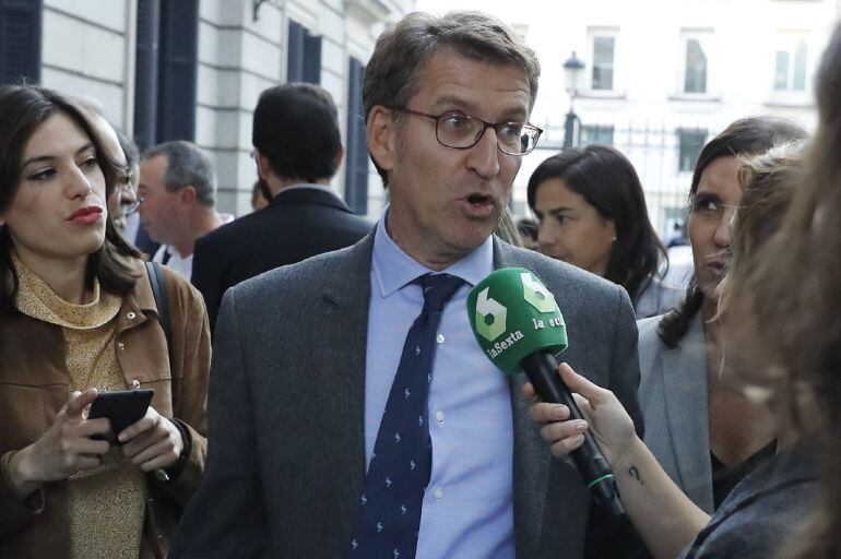 El presidente de la Xunta, Alberto Núñez Feijóo, hace declaraciones a la prensa a su llegada al Congreso para asitir al debate de investidura de Rajoy