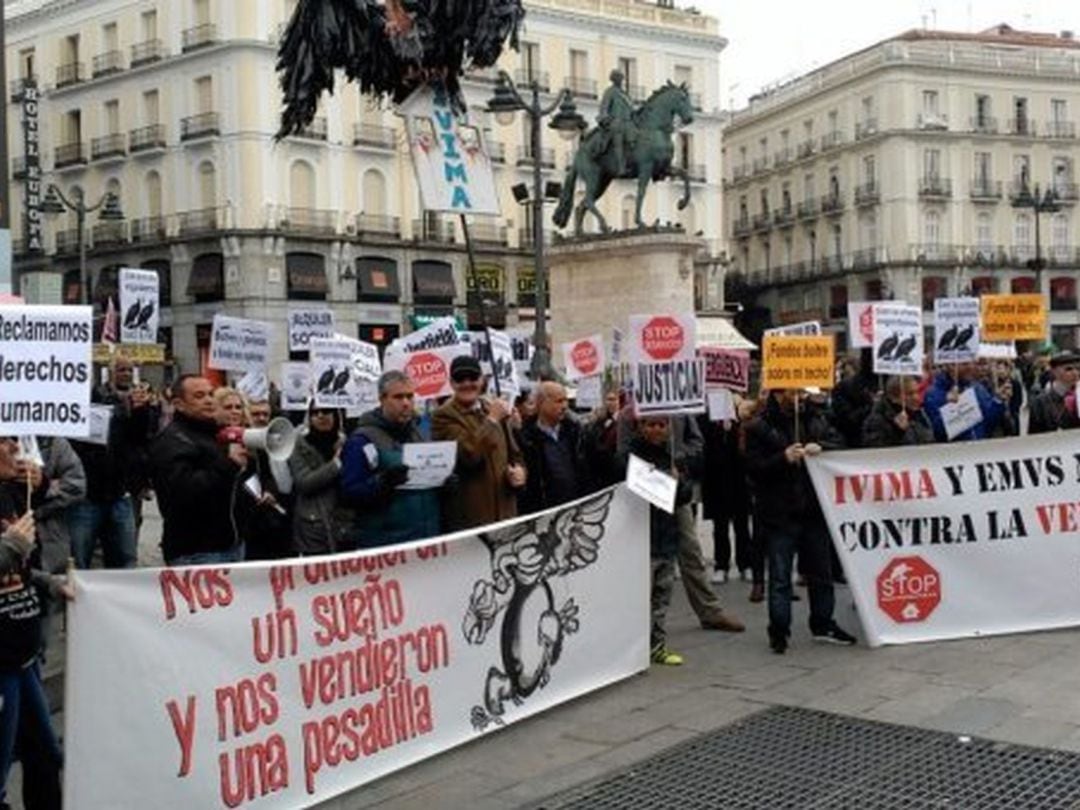 Manifestación de los vecinos en Sol en protesta por la venta de las viviendas del Ivima.