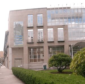 Para preinscribirse poden recoller o formulario e entregalo na secretaría do centro ou na Casa da Cultura, na imaxe.