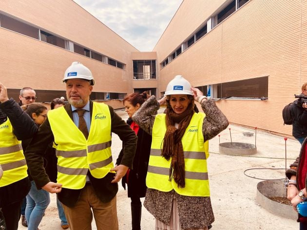 El consejero y la delegada territorial de Educación de la Junta de Andalucía, durante su visita a las obras