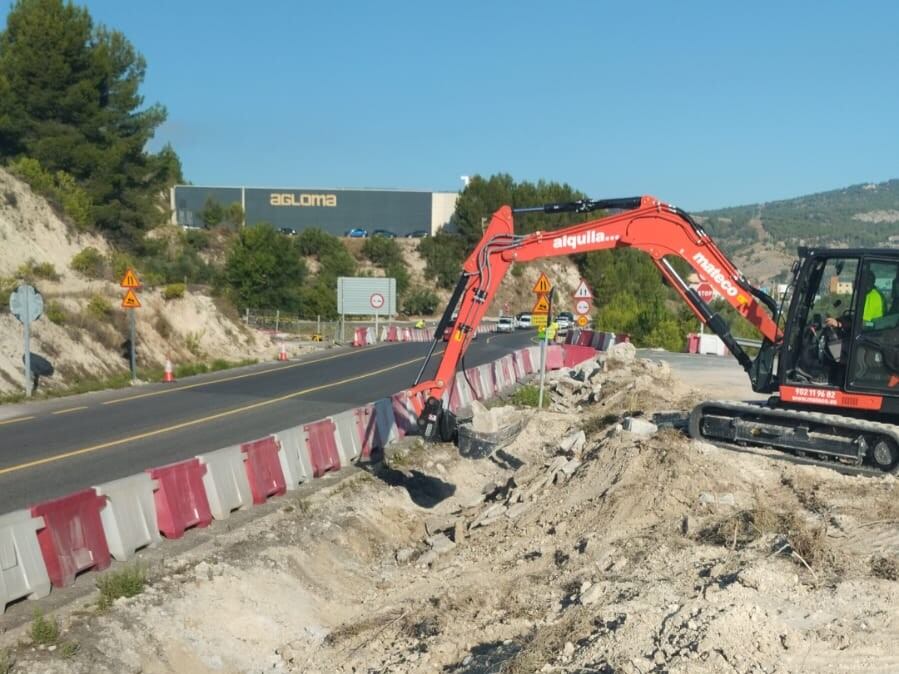Tareas de desbroce, fresado y balizamiento de las obras en el acceso sur de Alcoy.