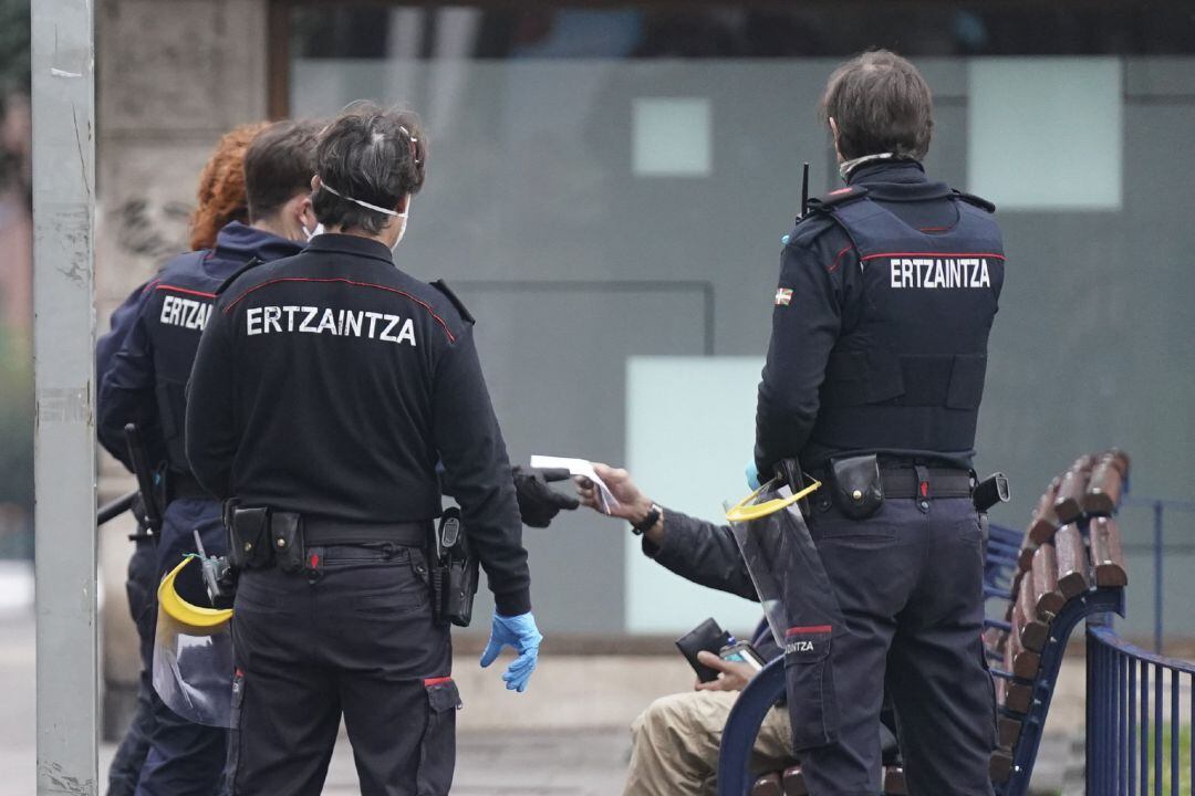 Efectivos de la Ertzaintza patrullando la calle con mascarilla, en una imagen de archivo