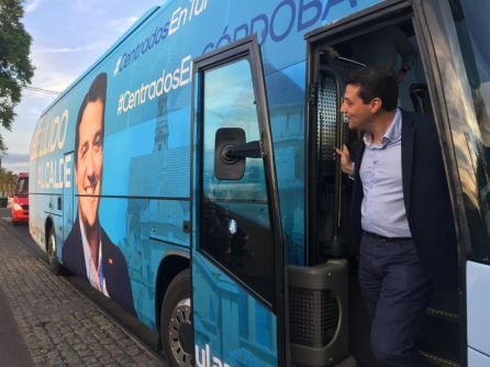 El alcaldable popular, José María Bellido, se apea de su autobús de campaña.