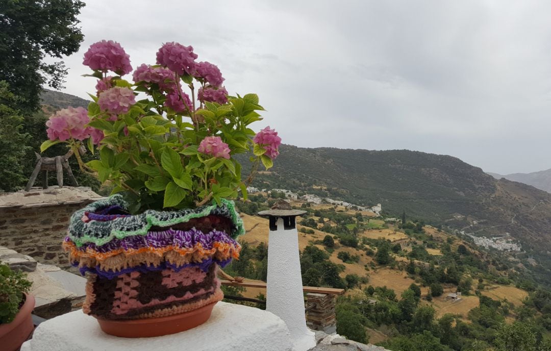 Un balcón de Capileira, en La Alpujarra granadina, hacia el Barranco del Poqueira, con Bubión y Pampaneira en la distancia