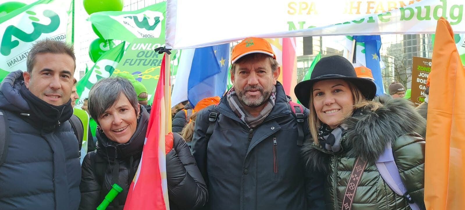 Agricultores y ganaderos aragoneses se movilizan estos días en Bruselas