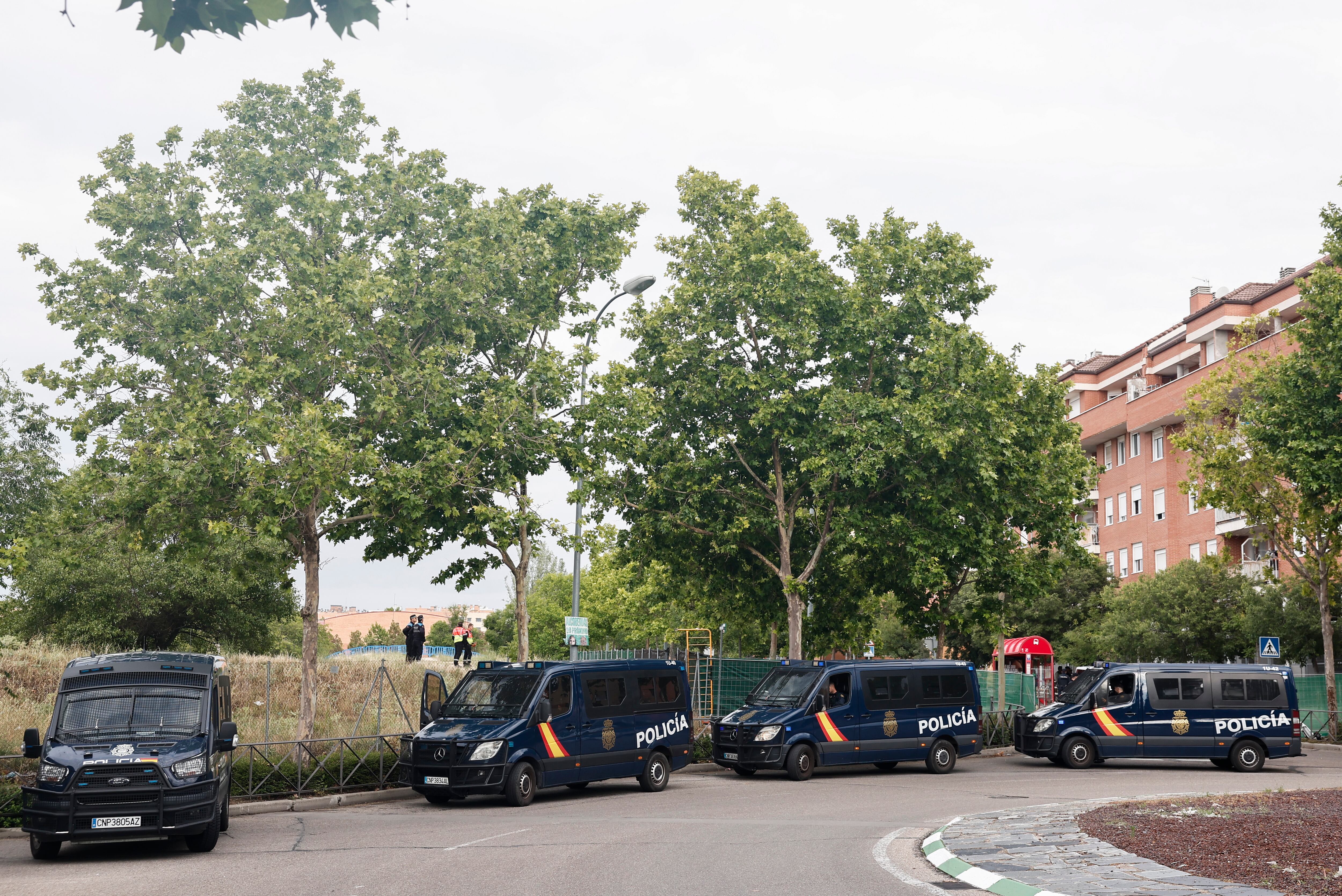 ALCOBENDAS (MADRID), 02/06/2023.- Un bloque de 60 viviendas que estaban okupadas por unas 300 personas -180 de ellas menores- ha sido desalojado desde primera hora de este viernes en la localidad madrileña de Alcobendas. El edificio, situado en el número 26 de la calle Francisco Largo Caballero, estaba completamente okupado, según fuentes municipales, que han explicado que, al parecer, sólo los vecinos de dos de las casas pagaban el alquiler. EFE/ Sergio Pérez
