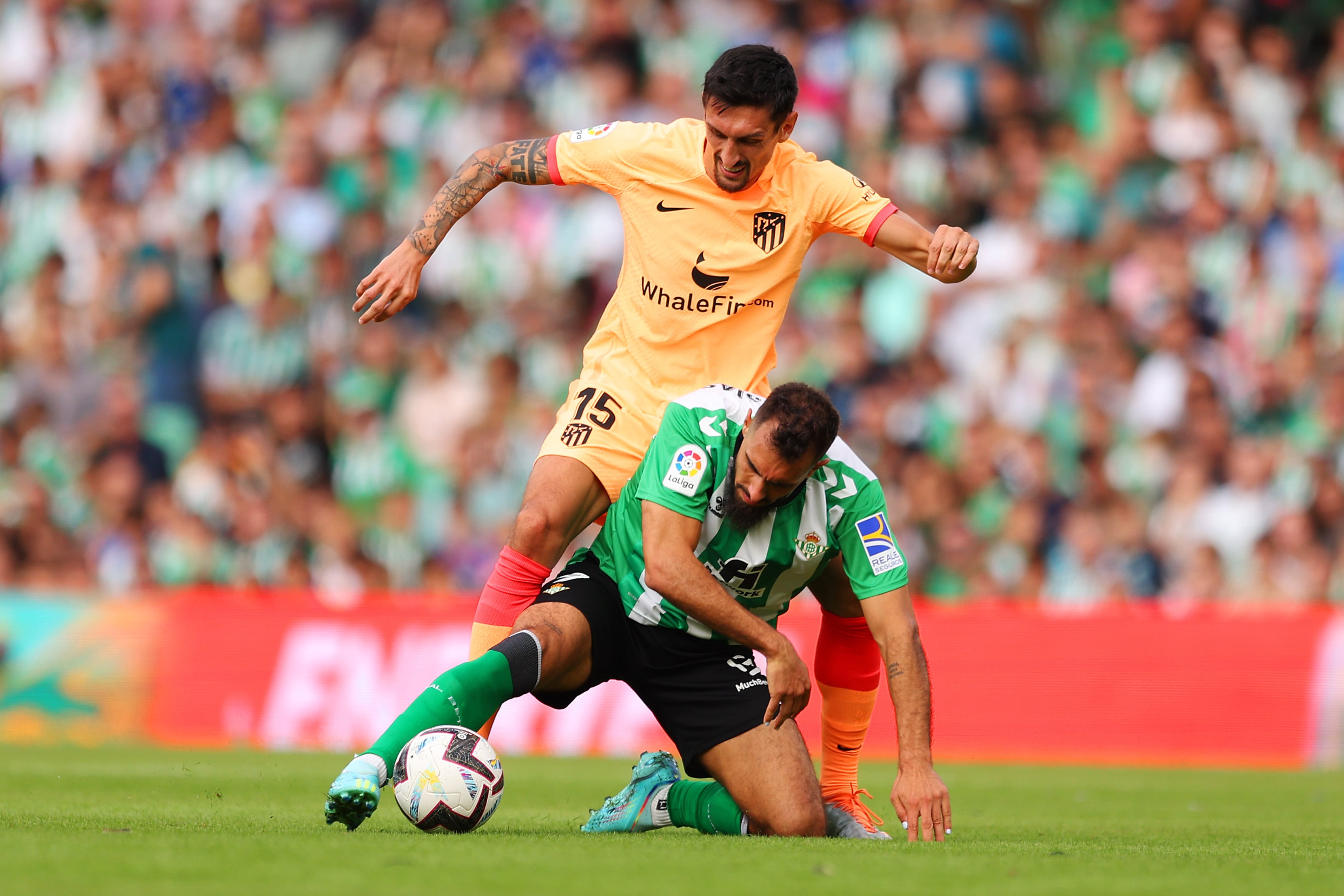 Savic roba el balón a Borja Iglesias.