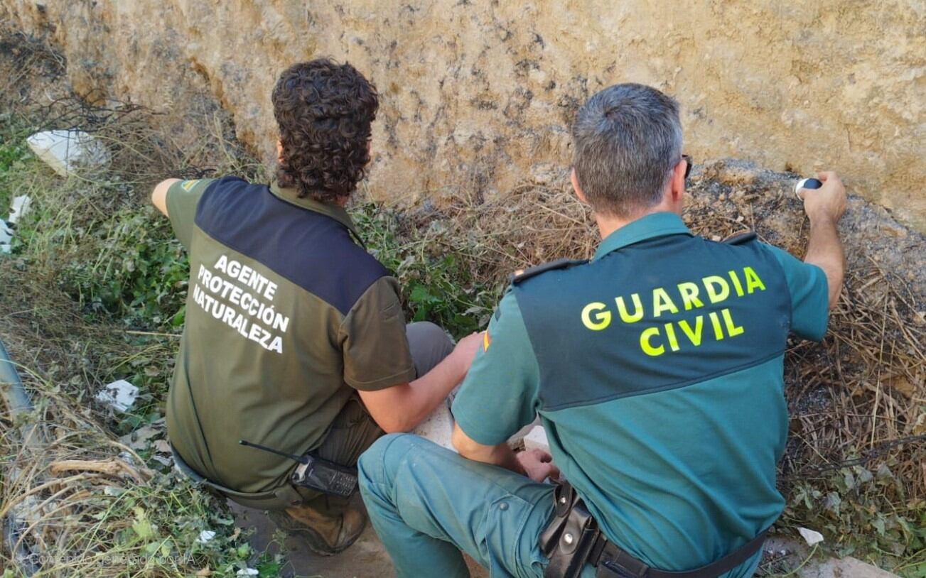 Un Guardia Civil y un APN analizan la zona del incendio. Foto: Guardia Civil