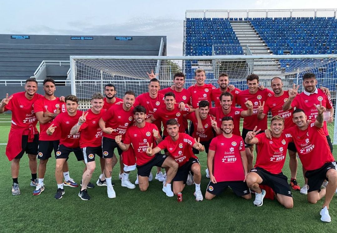 Los jugadores del CD con la camiseta del ascenso