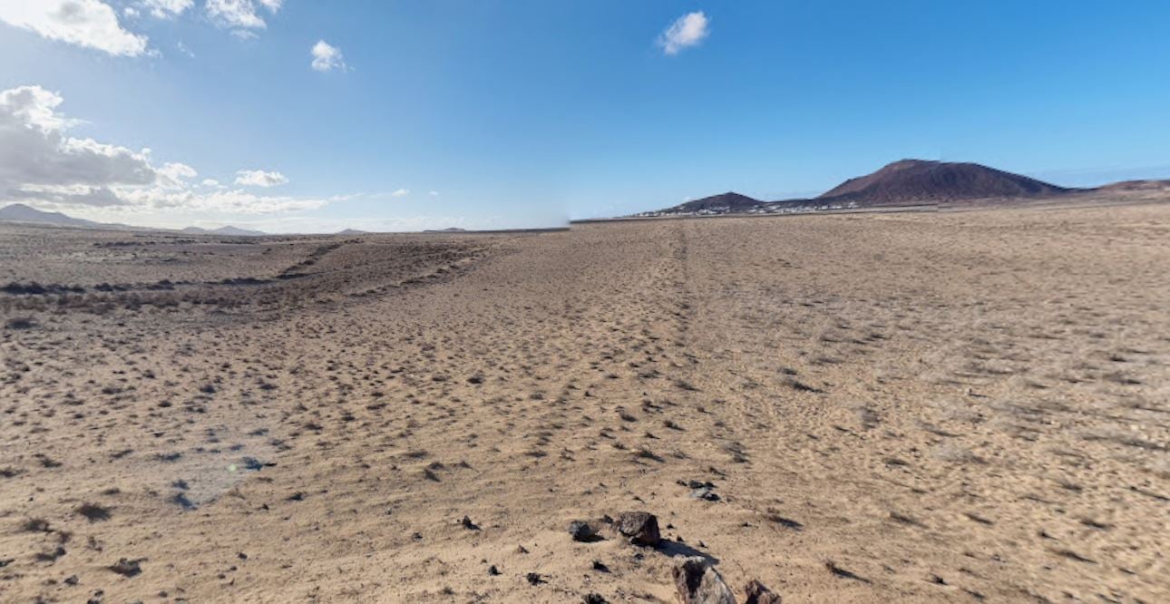 'Desierto del Jable' en Lanzarote, con una pista al fondo.
