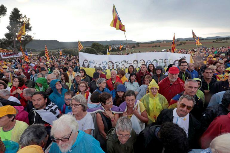 Vista de los participantes en la concentración independentista convocada por la ANC y Òmnium frente a la cárcel de Lledoners 