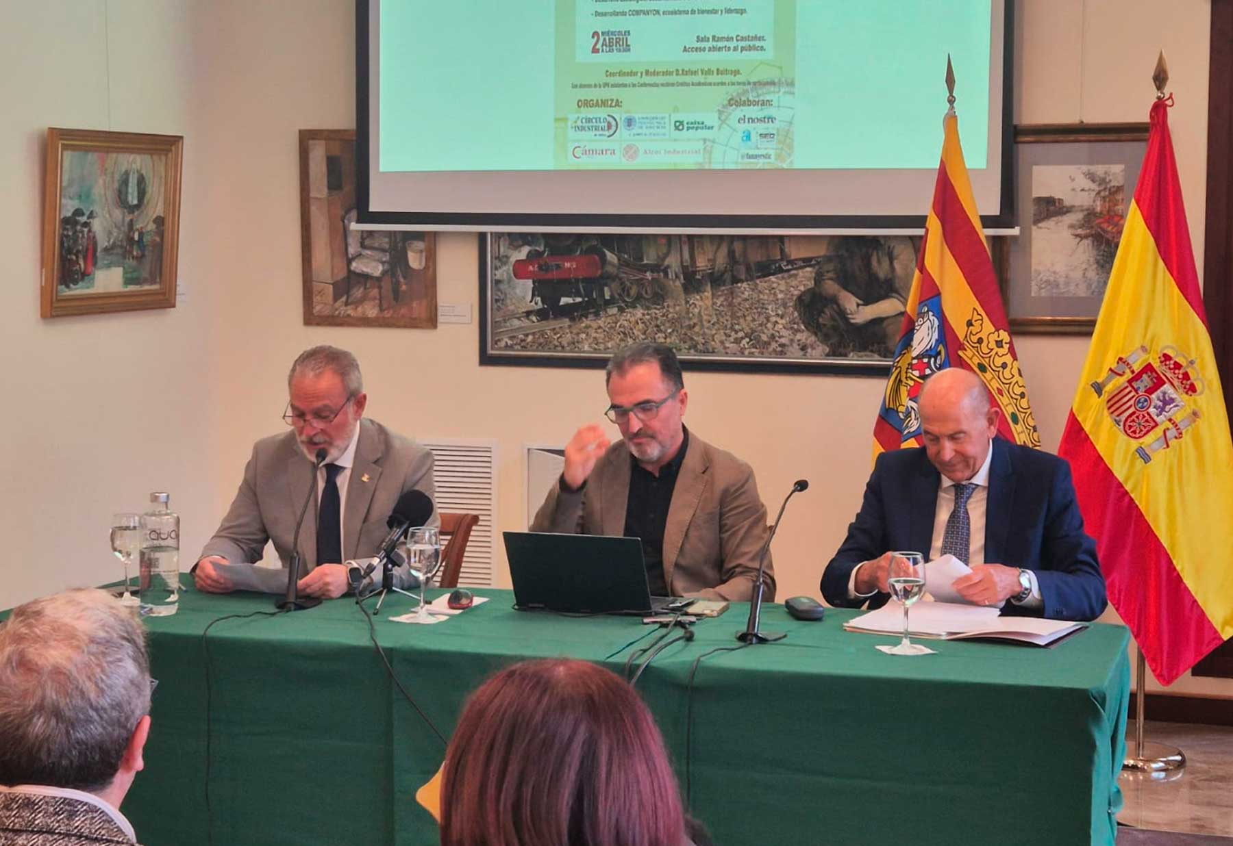 Indalecio Carbonell, Xavier Gisbert y Rafael Valls, durante la charla de la Sala Castañer