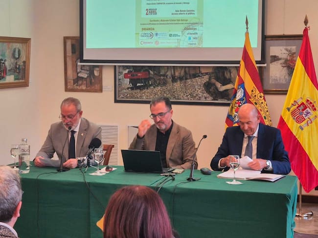 Indalecio Carbonell, Xavier Gisbert y Rafael Valls, durante la charla de la Sala Castañer