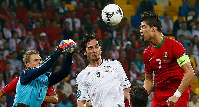 Cristiano Ronaldo remata de cabeza en el partido ante Alemania