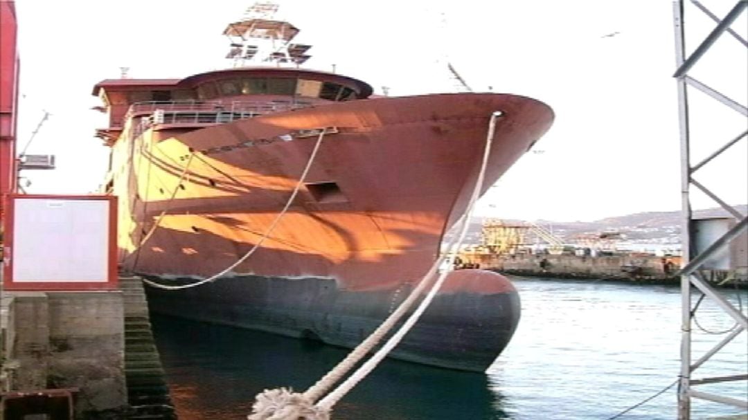 Ferry en construcción en las gradas de Vulcano