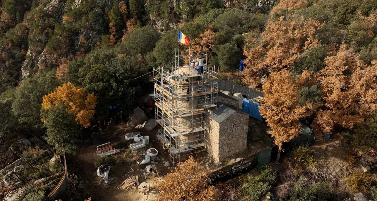 Vista general del campanar de Sant Vicenç d'Enclar aixecat.