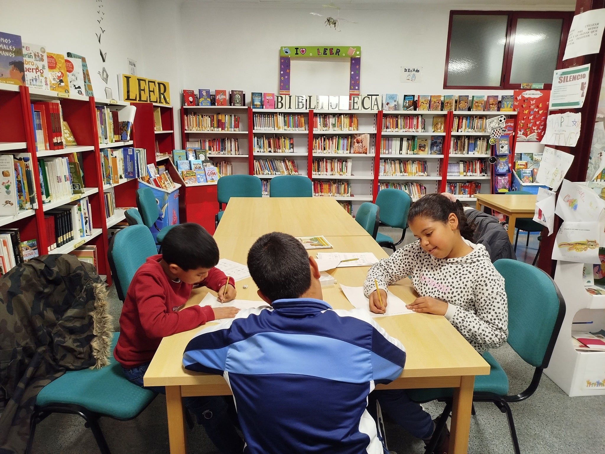 Niños saharauis que aprenden castellano en la Biblioteca Municipal Cervantes de Munera