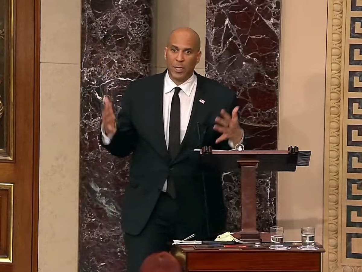 El senador demócrata Cory Booker desafía a Trump y al tiempo en un discurso que lleva más de 22 horas seguidas ante el Senado